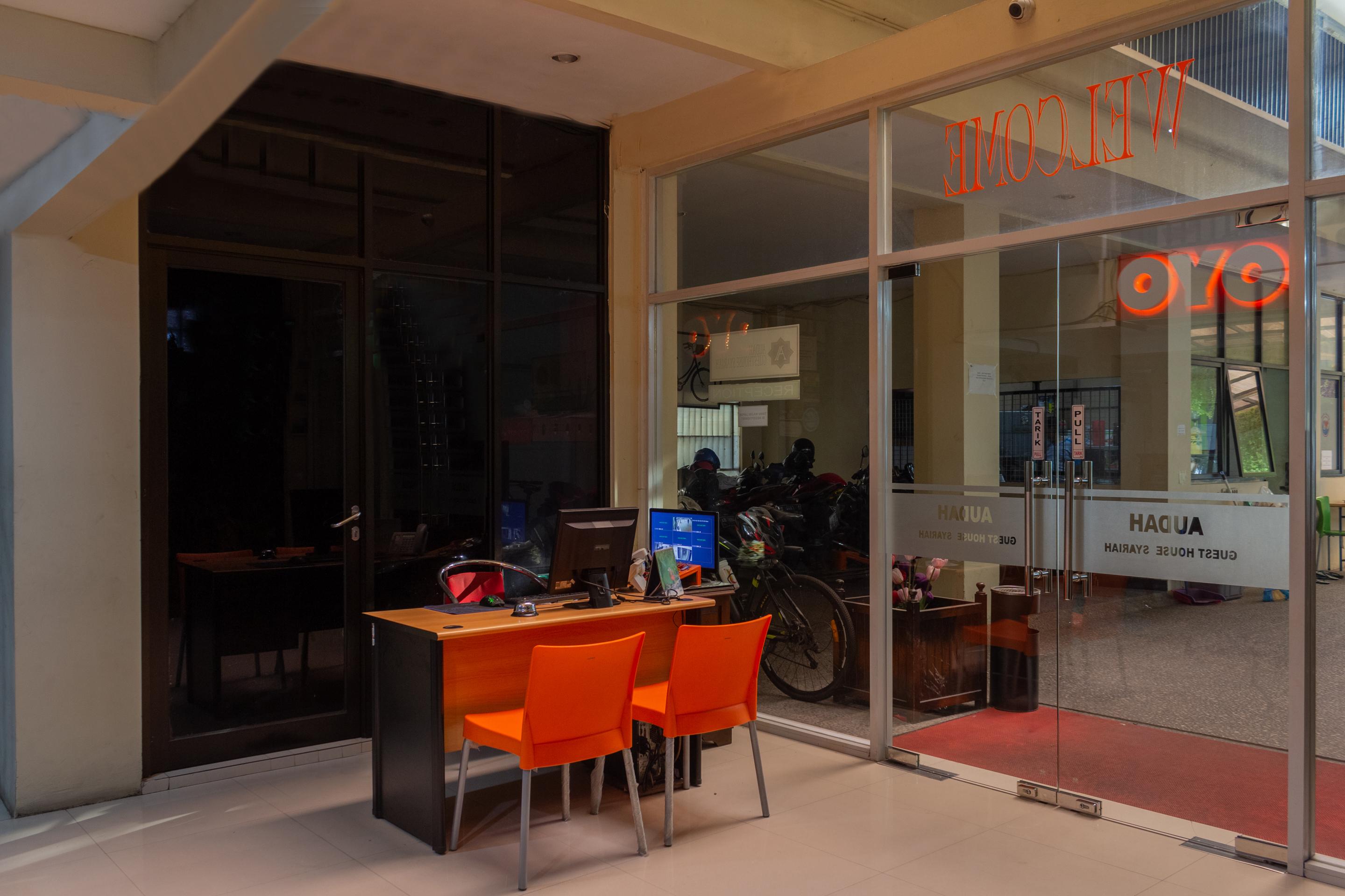 OYO 989 Audah Guesthouse Syariah Jakarta Bagian luar foto